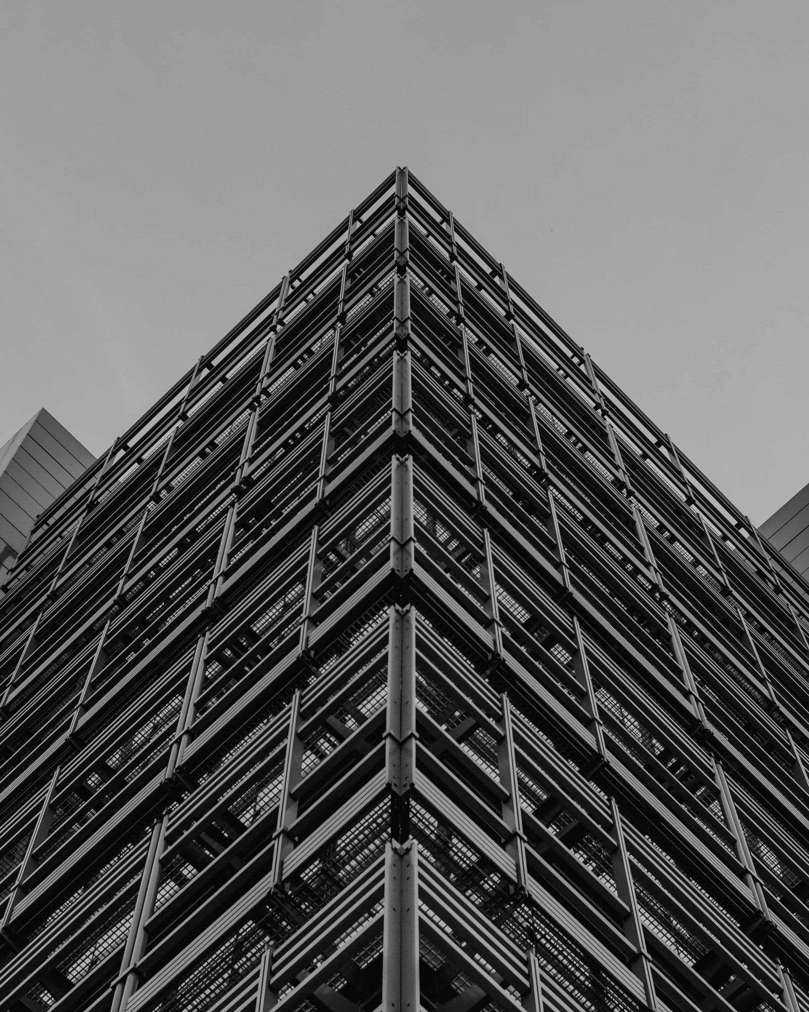 Spigolo di un edificio moderno con facciata a griglia