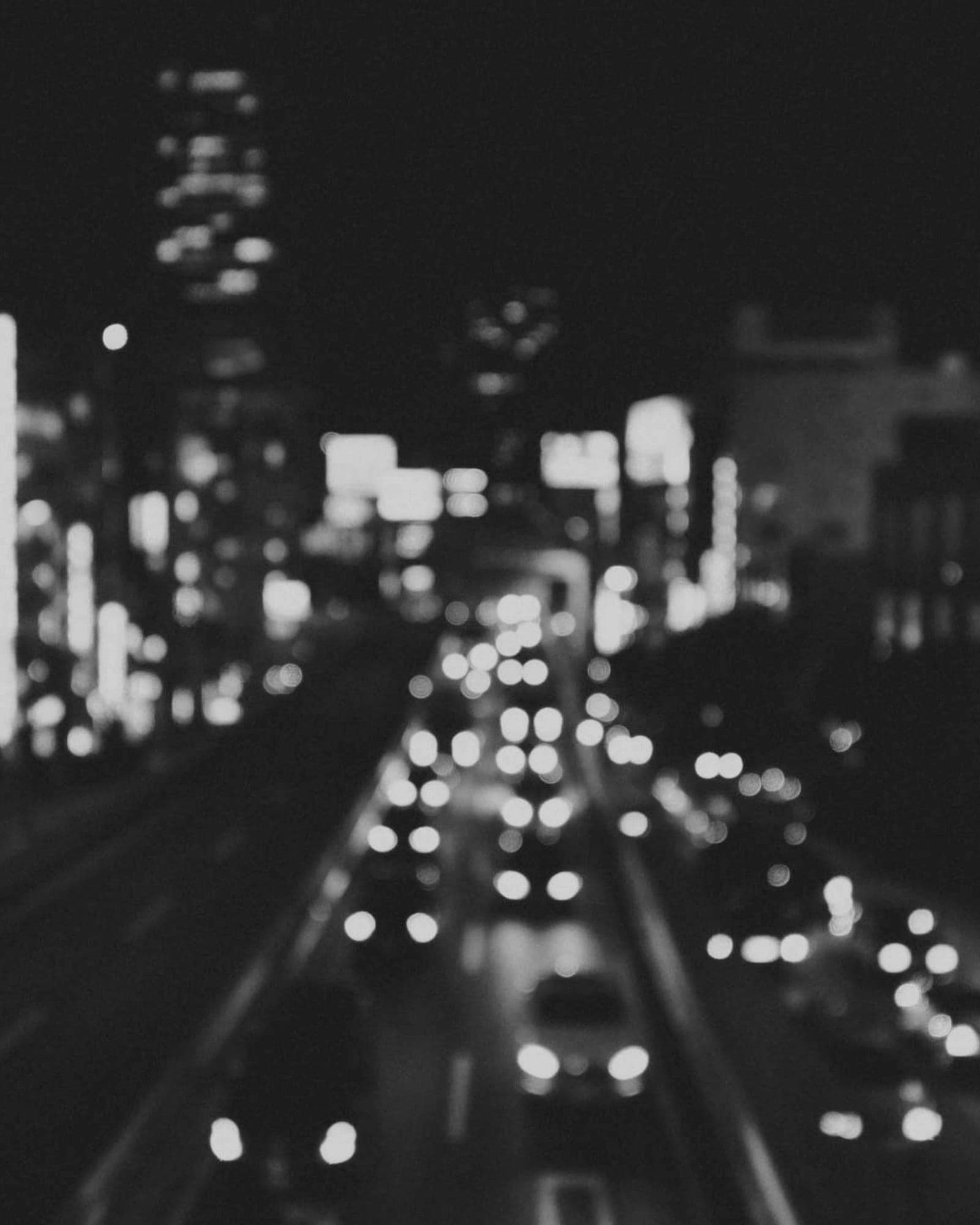 Strada di città di notte con luci in movimento